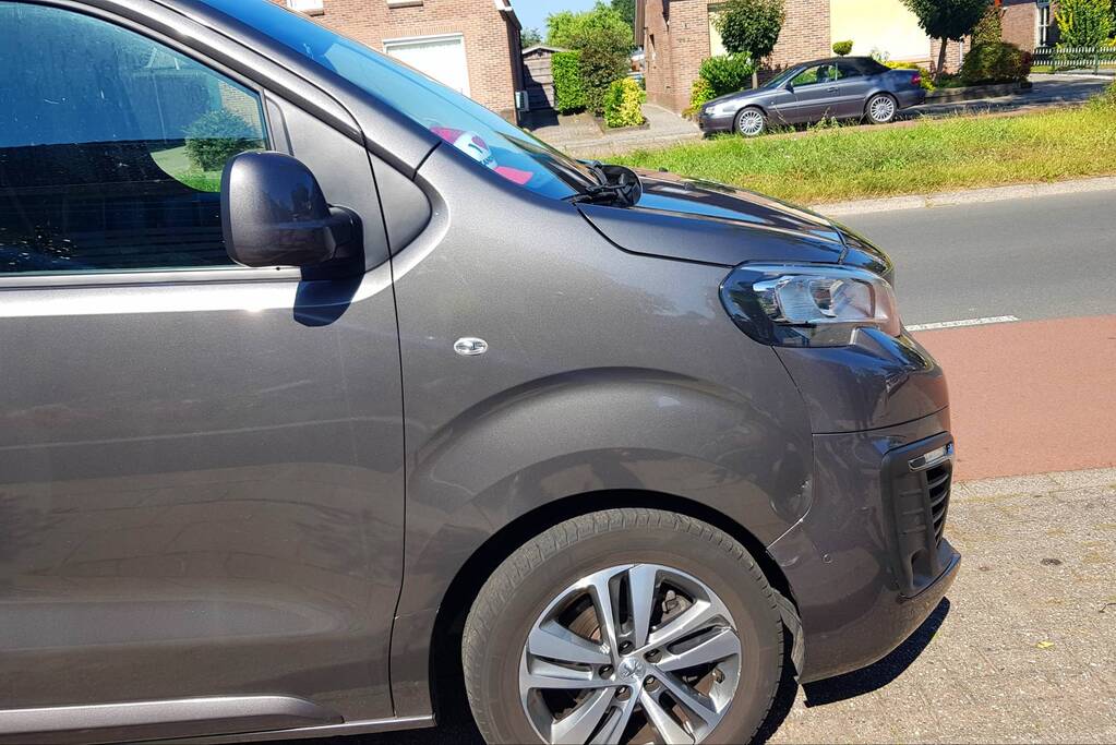 Bestelauto rijdt tegen elektrische rolstoel aan