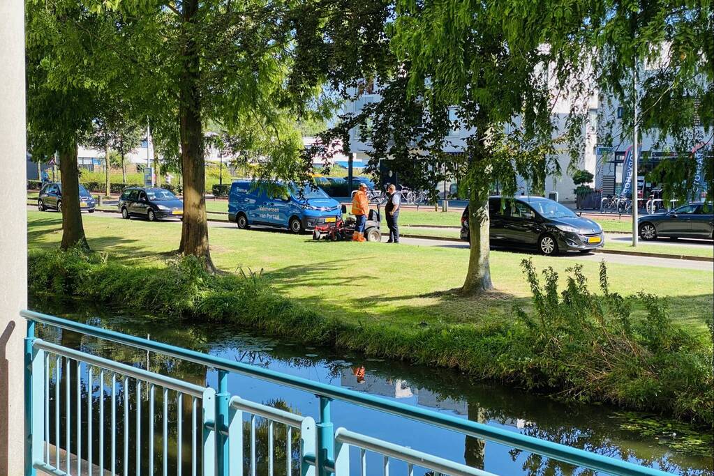 Overstekende grasmaaier zorgt voor verkeersopstopping