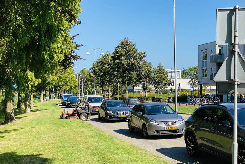 Overstekende grasmaaier zorgt voor verkeersopstopping