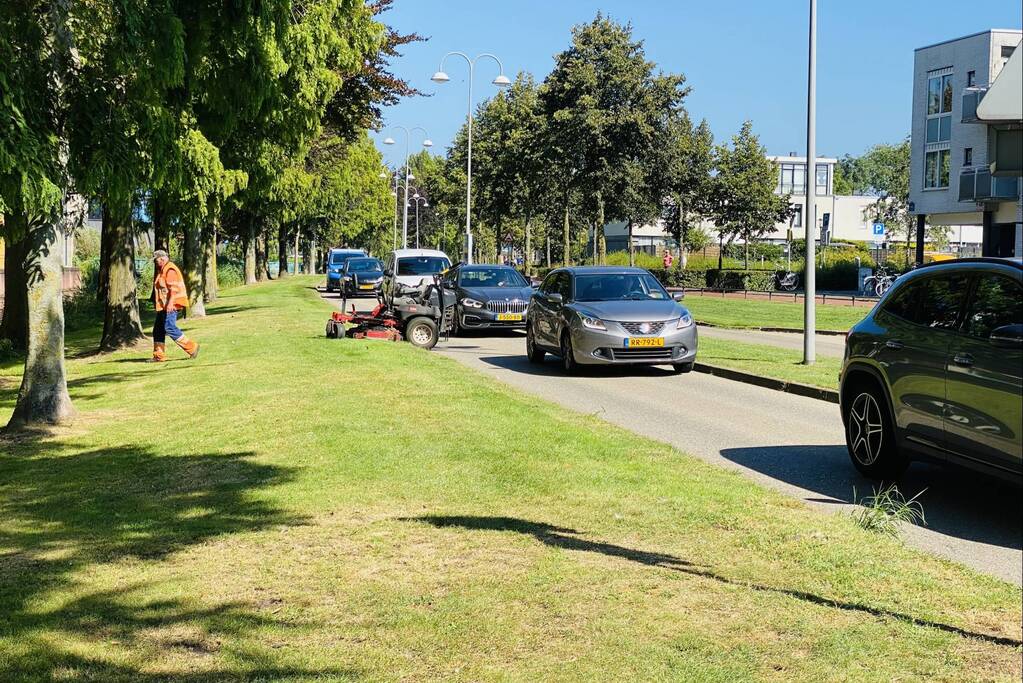 Overstekende grasmaaier zorgt voor verkeersopstopping