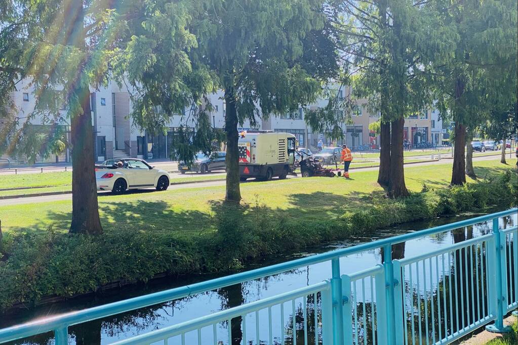 Overstekende grasmaaier zorgt voor verkeersopstopping