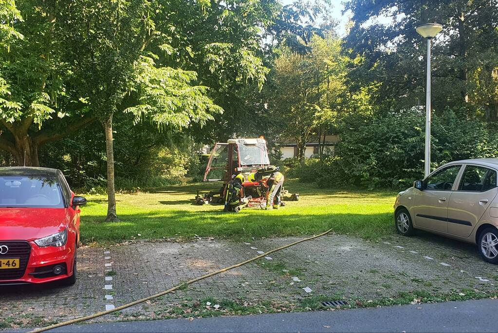 Grasmaaier vliegt plotseling in brand tijdens maaien