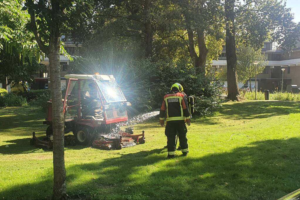 Grasmaaier vliegt plotseling in brand tijdens maaien