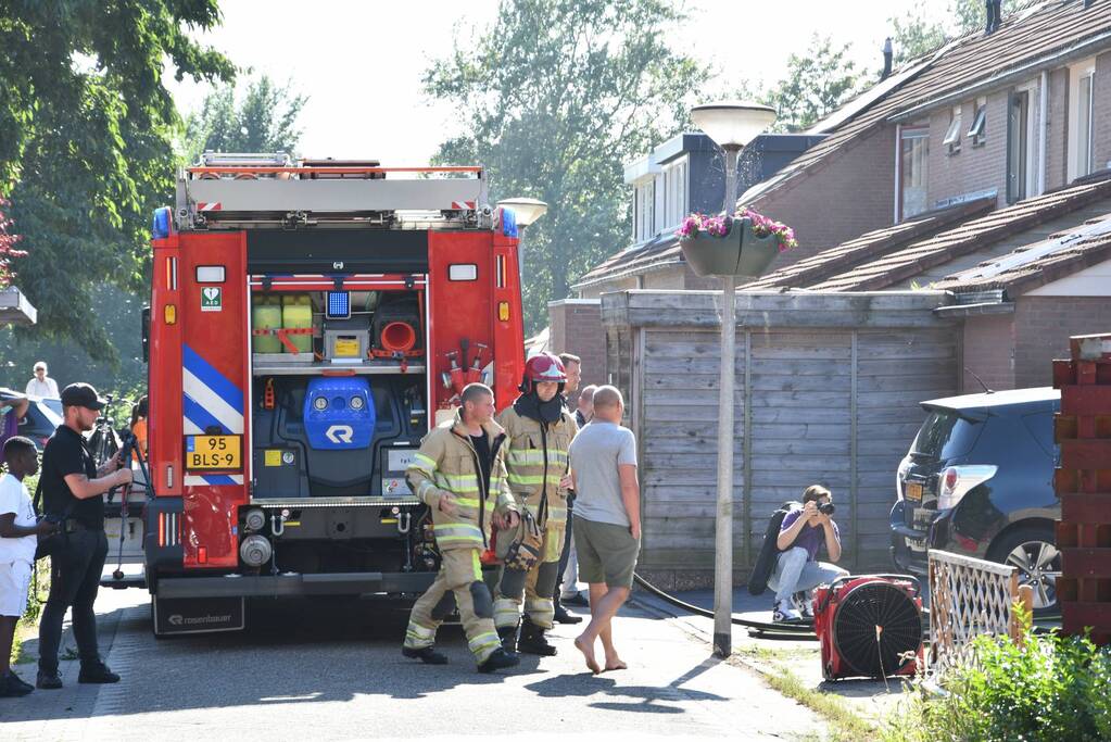 Enorme rookwolken bij brand in woning