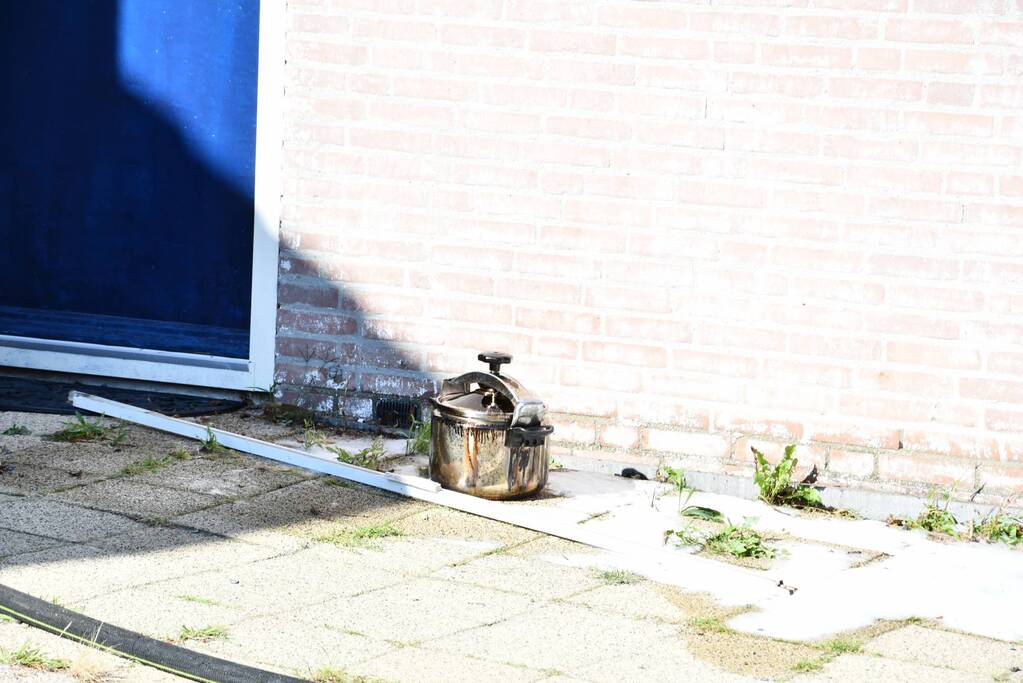 Enorme rookwolken bij brand in woning