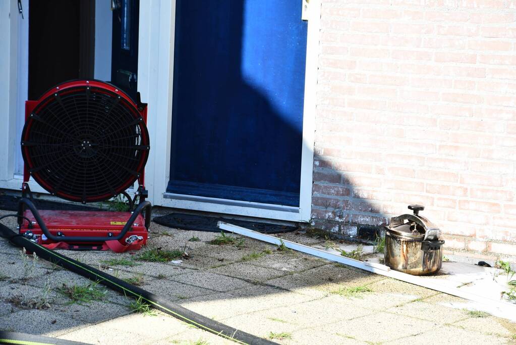 Enorme rookwolken bij brand in woning