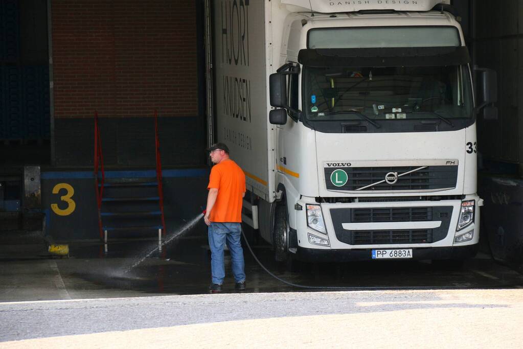 Vrachtwagenchauffeur rijdt dieseltank lek