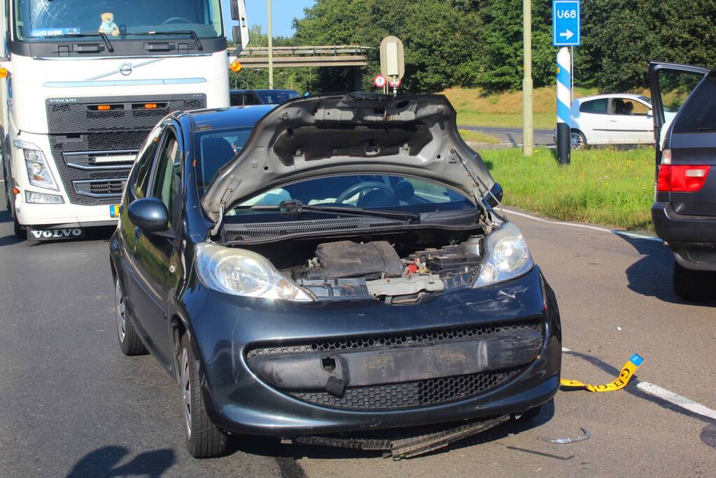Twee voertuigen botsen op kruising
