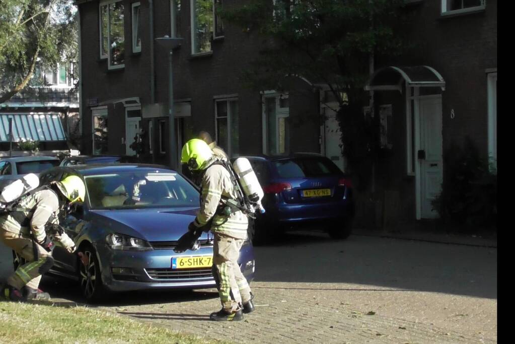 Brandweer doet onderzoek naar rook uit motorkap