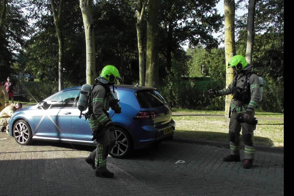 Brandweer doet onderzoek naar rook uit motorkap