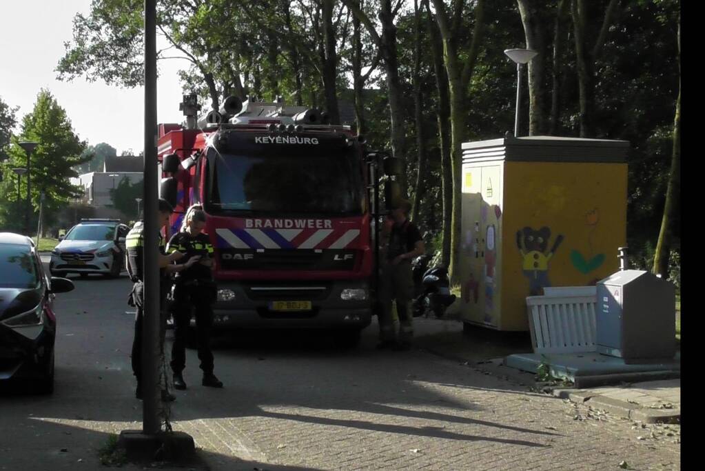 Brandweer doet onderzoek naar rook uit motorkap