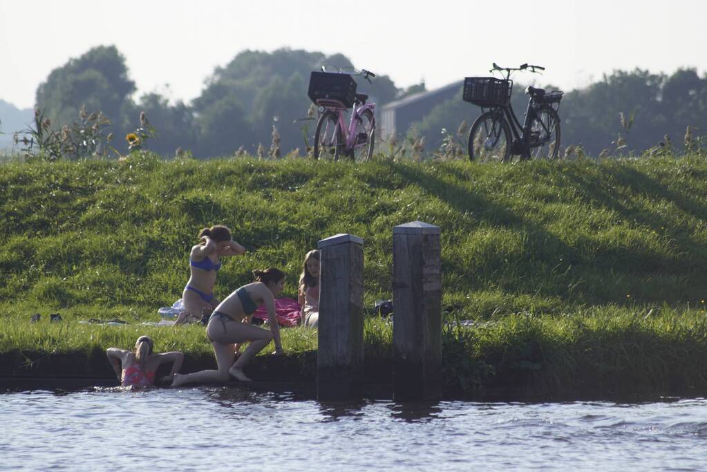 Zonaanbidders genieten van het lekkere weer