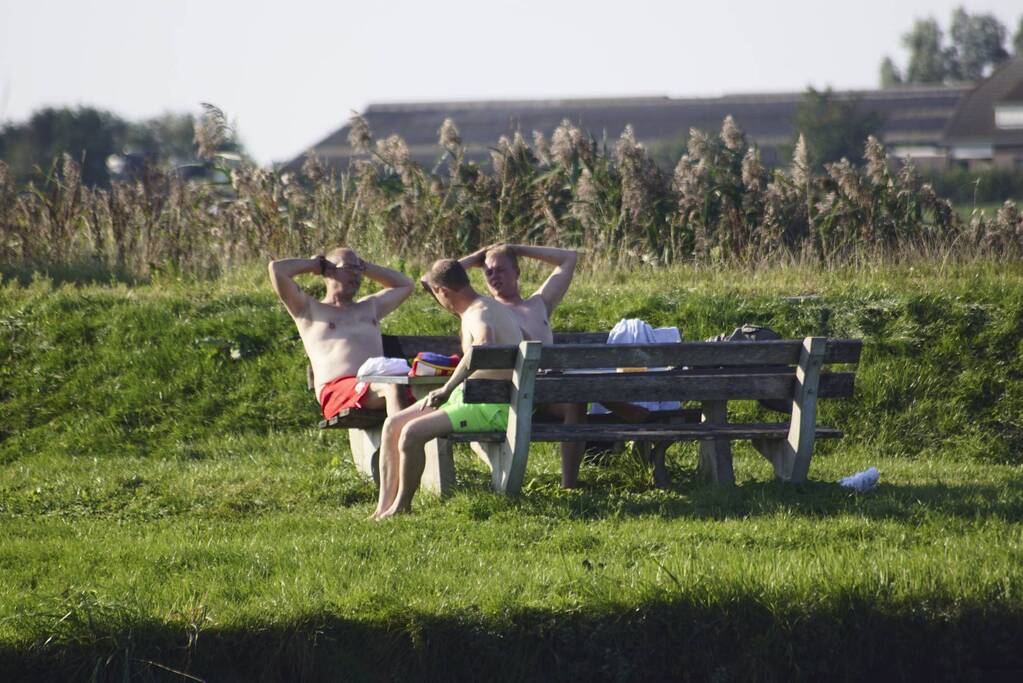 Zonaanbidders genieten van het lekkere weer