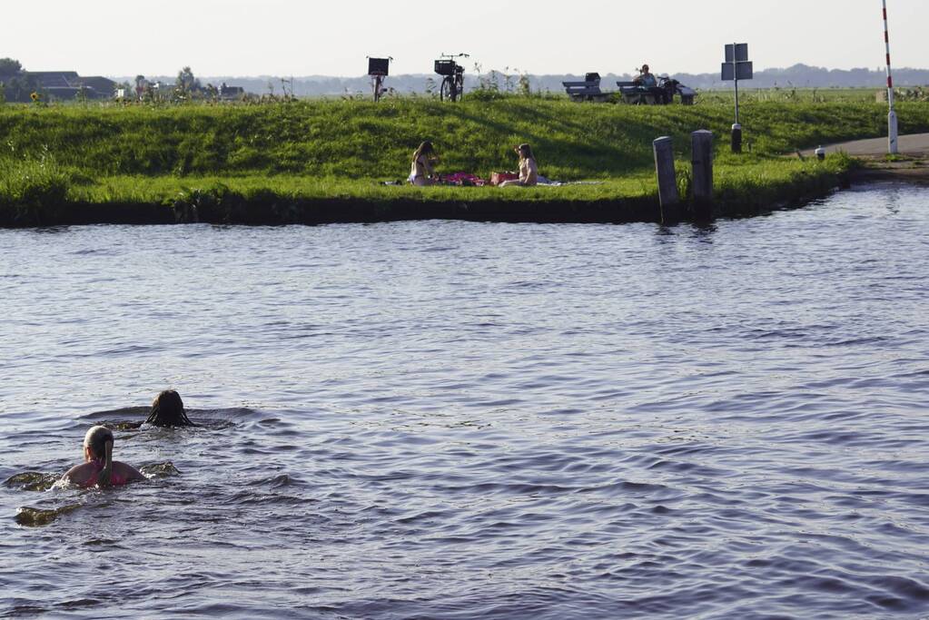 Zonaanbidders genieten van het lekkere weer