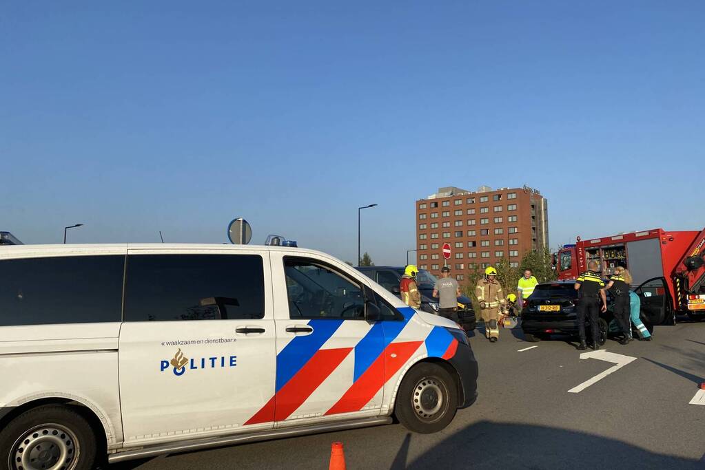 Persoon bekneld en gewond bij ongeval