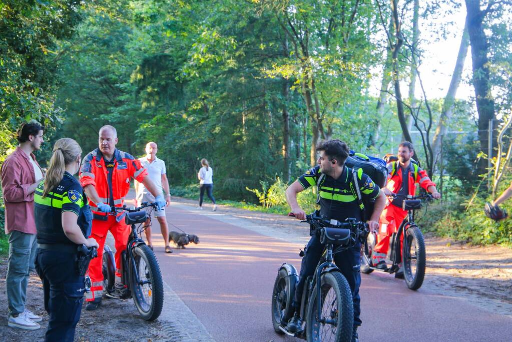 Man op elektrische step komt ten val in bos