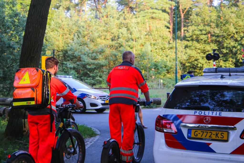 Man op elektrische step komt ten val in bos