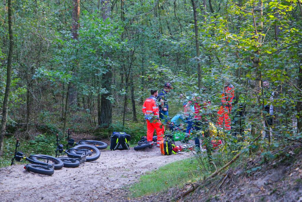 Man op elektrische step komt ten val in bos