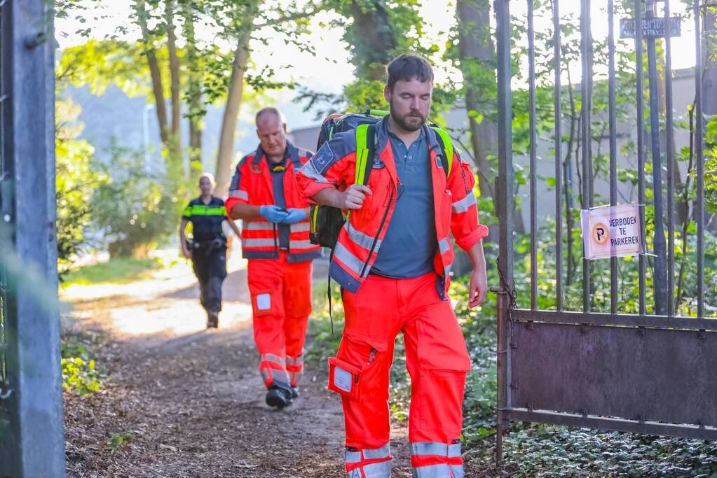 Man op elektrische step komt ten val in bos