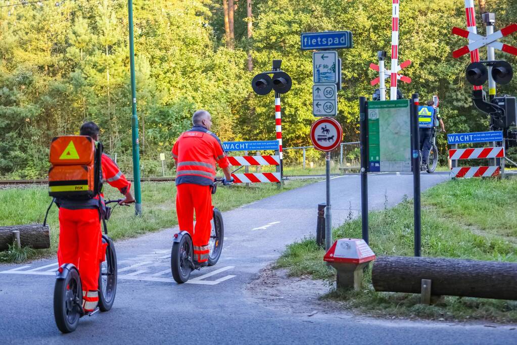 Man op elektrische step komt ten val in bos