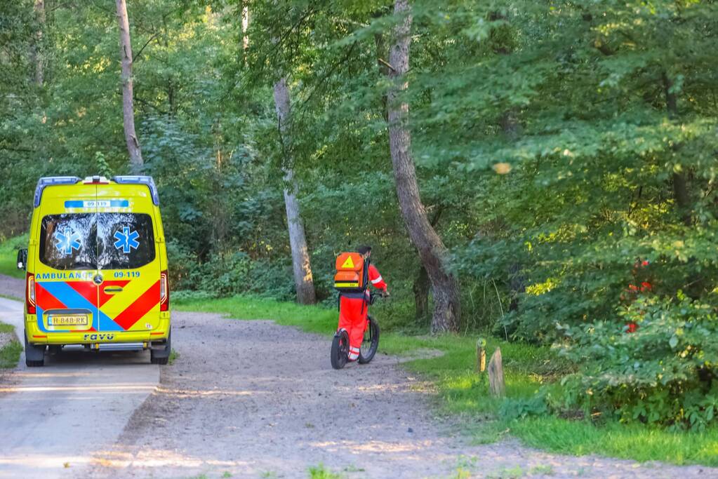 Man op elektrische step komt ten val in bos