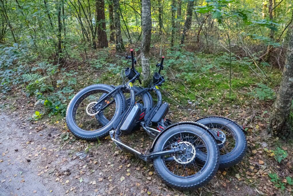 Man op elektrische step komt ten val in bos