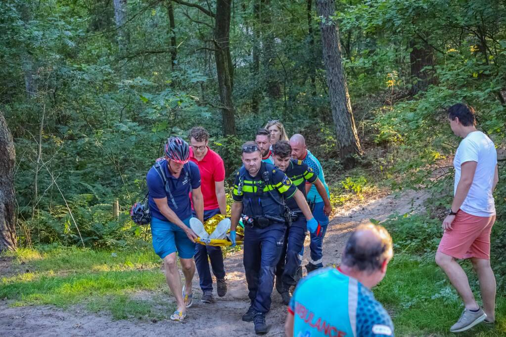 Man op elektrische step komt ten val in bos