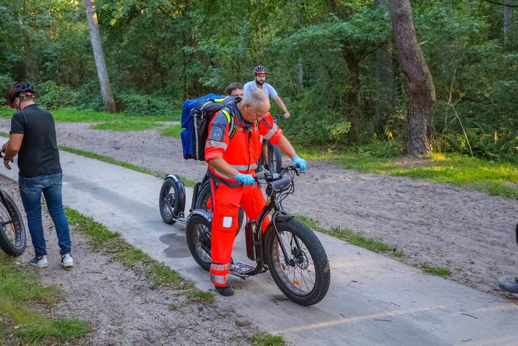 Man op elektrische step komt ten val in bos