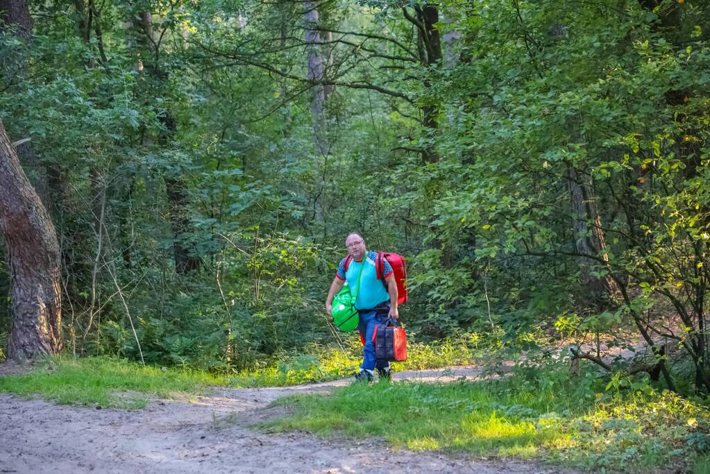 Man op elektrische step komt ten val in bos