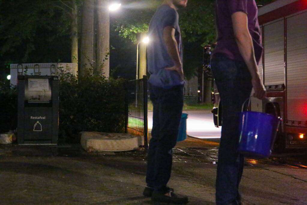 Buurtbewoners doven vlammen in matras