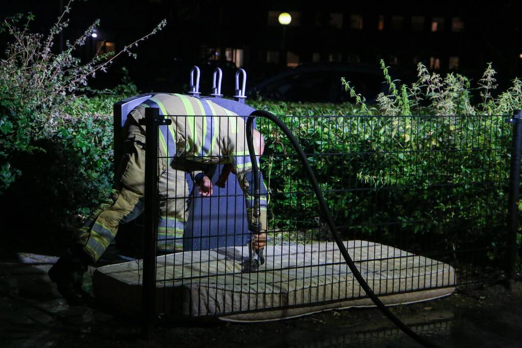 Buurtbewoners doven vlammen in matras