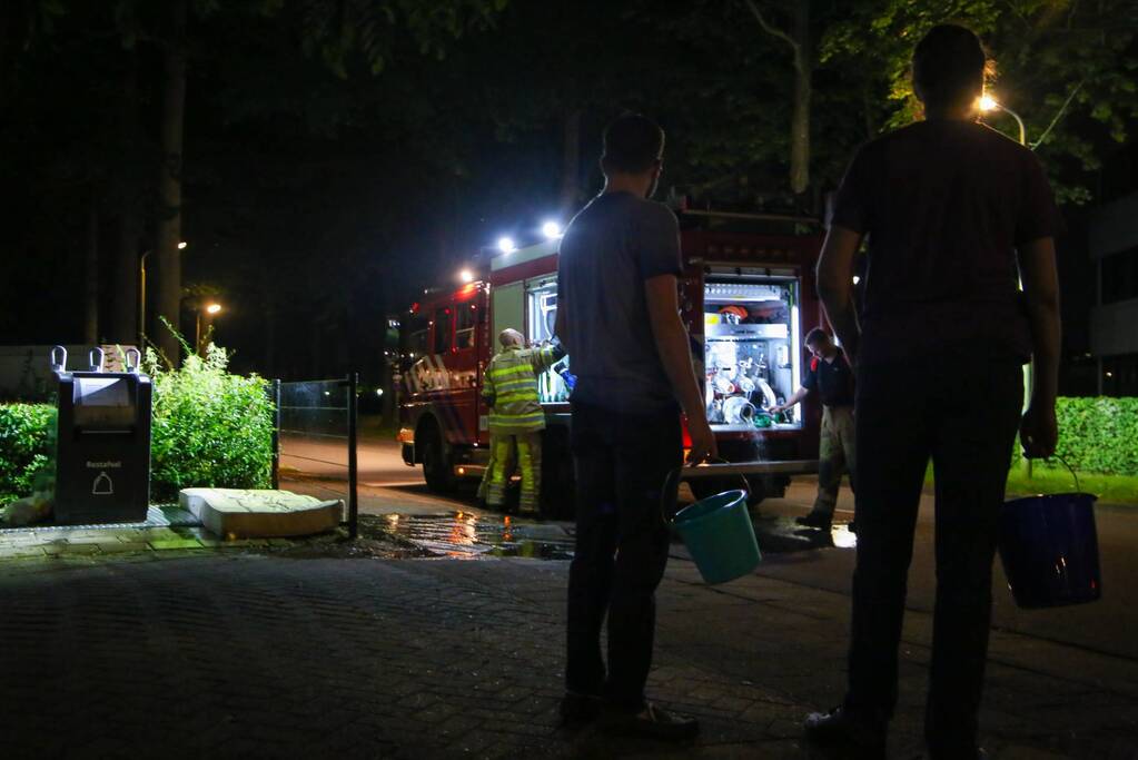 Buurtbewoners doven vlammen in matras