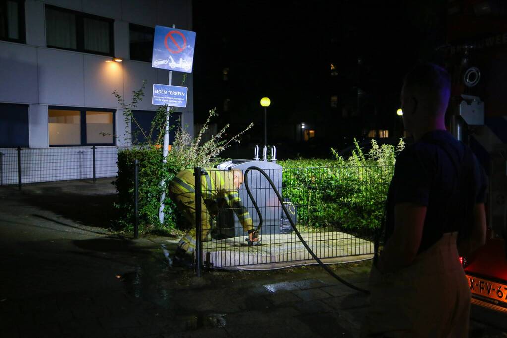 Buurtbewoners doven vlammen in matras