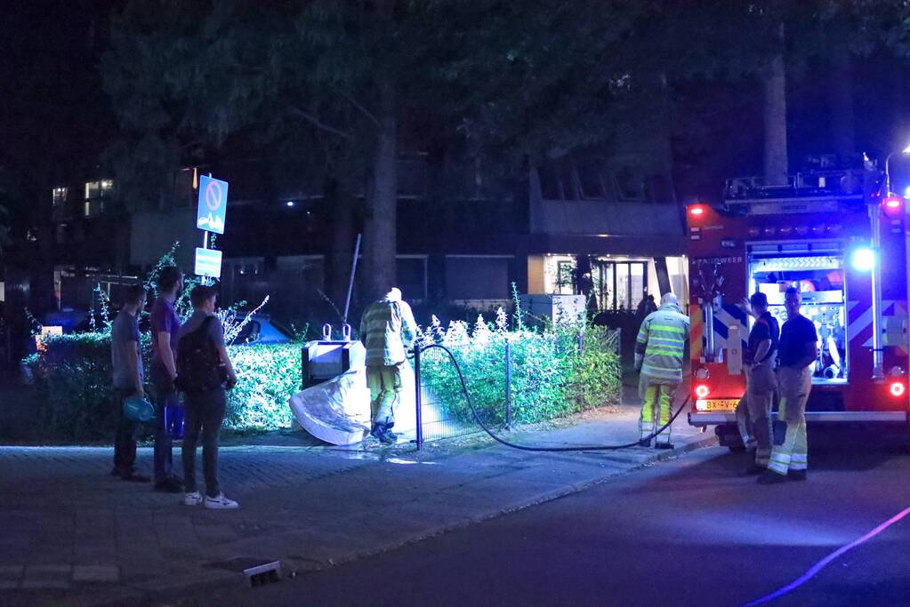 Buurtbewoners doven vlammen in matras