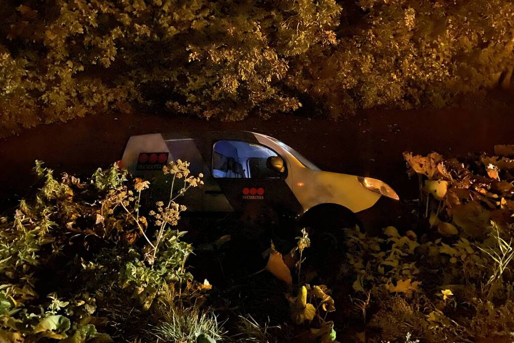 Beveiligingsbus rolt achteruit het water in