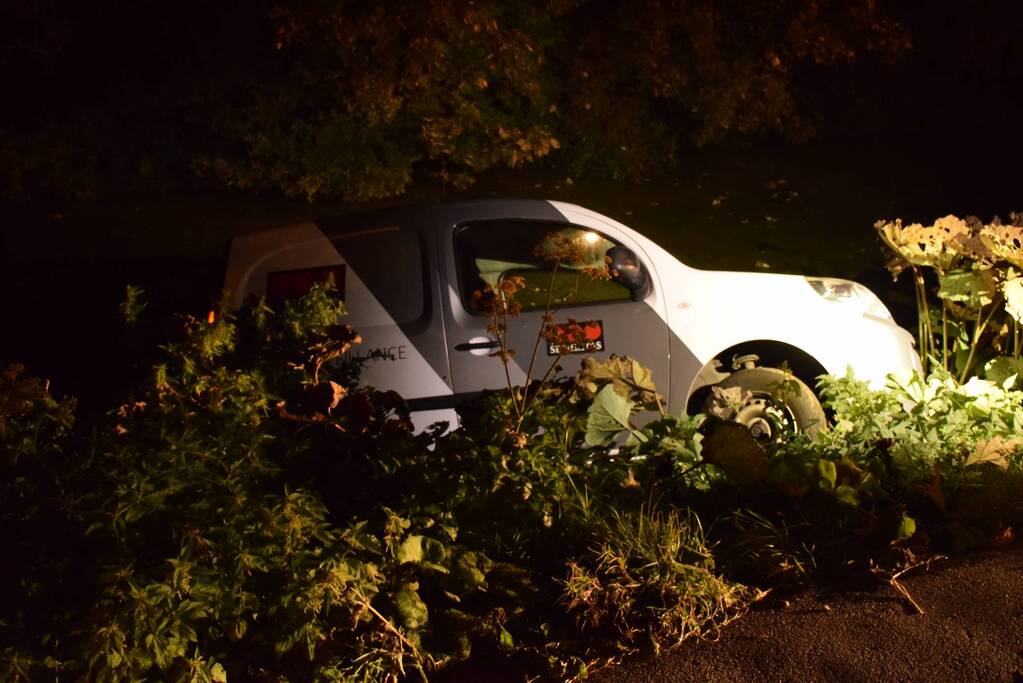 Beveiligingsbus rolt achteruit het water in