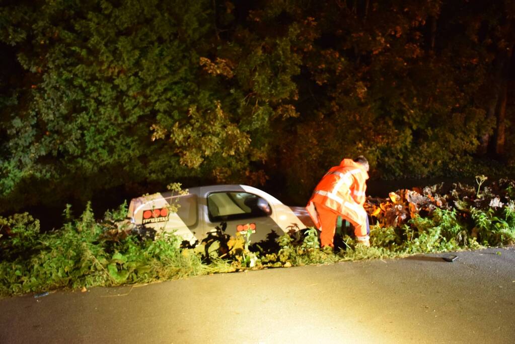 Beveiligingsbus rolt achteruit het water in