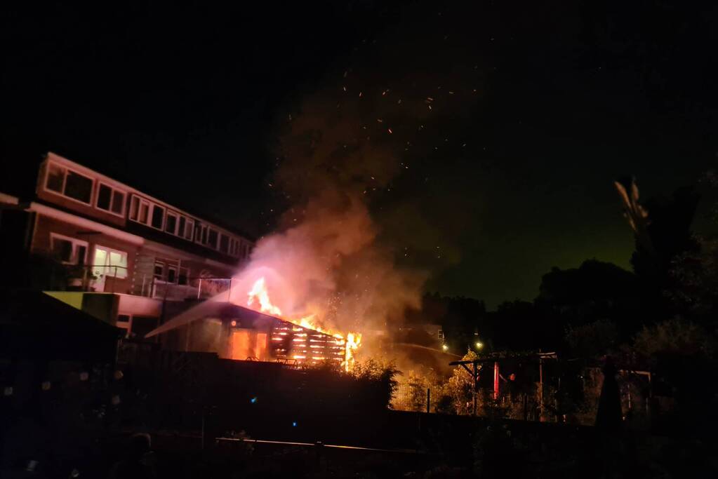 Flinke vlammen bij brand in aanbouw
