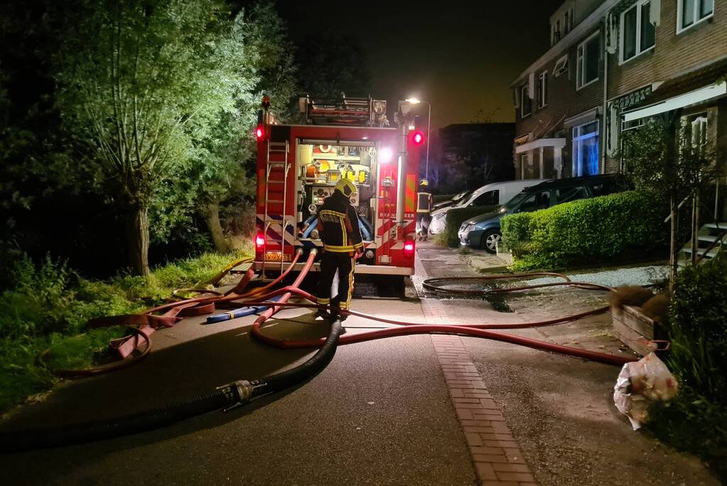Flinke vlammen bij brand in aanbouw