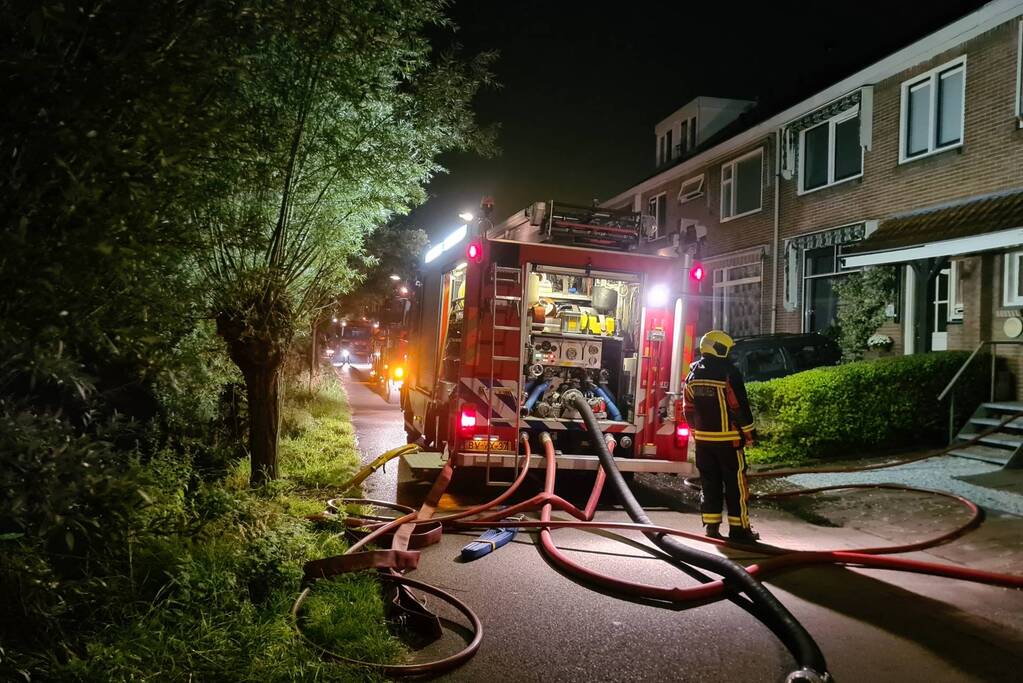 Flinke vlammen bij brand in aanbouw