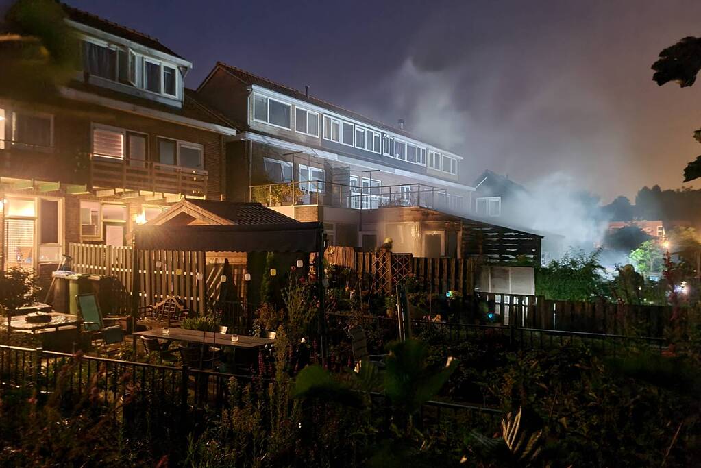 Flinke vlammen bij brand in aanbouw