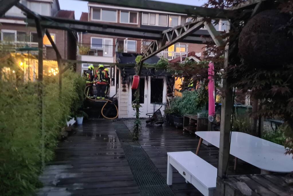 Flinke vlammen bij brand in aanbouw