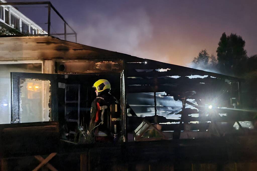 Flinke vlammen bij brand in aanbouw