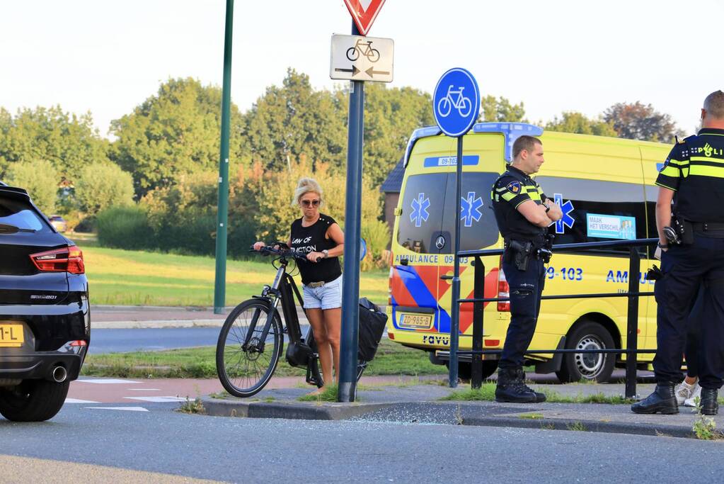 E-biker gewond bij botsing op auto