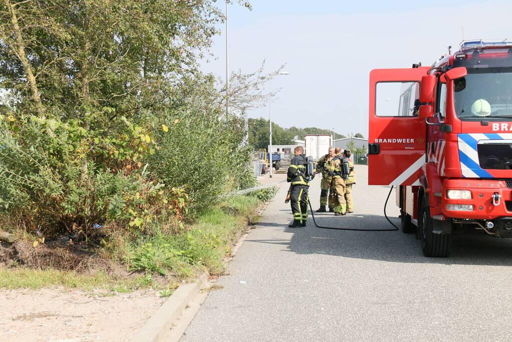 Brand in berm snel geblust op bedrijventerrein Vletgaarsmaten