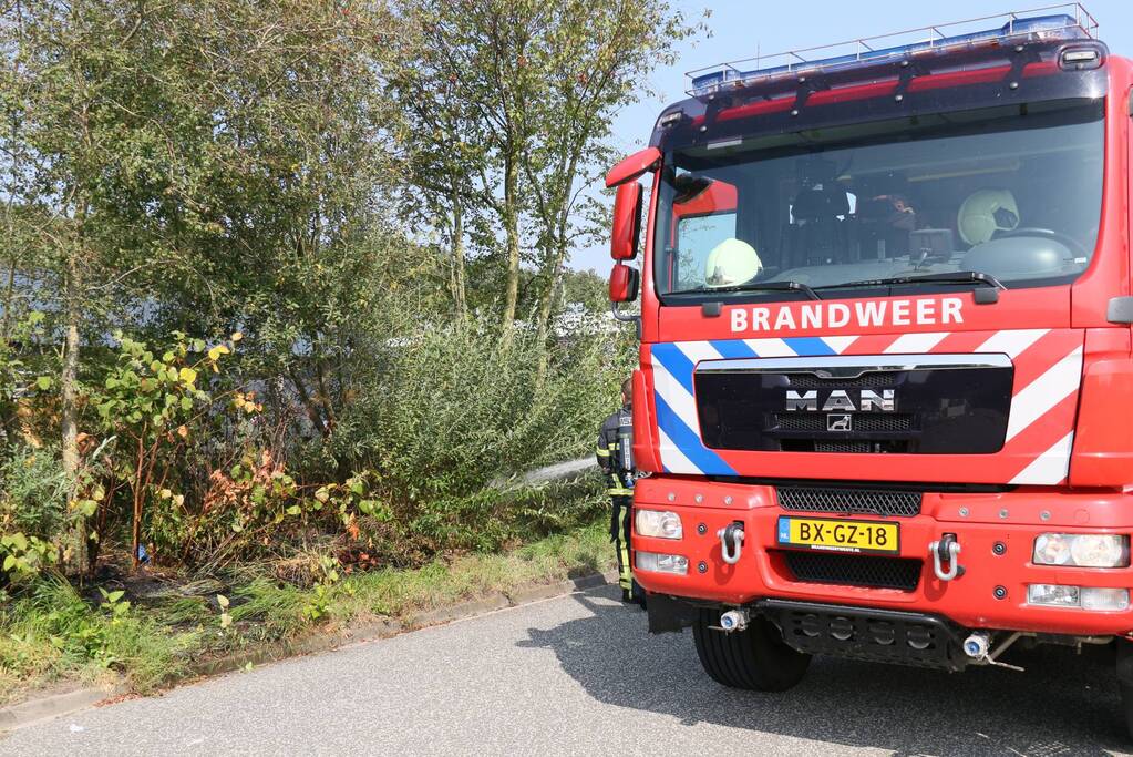 Brand in berm snel geblust op bedrijventerrein Vletgaarsmaten
