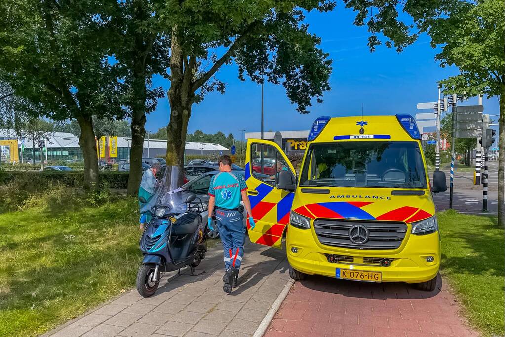 Overstekende scooterrijdster aangereden door auto