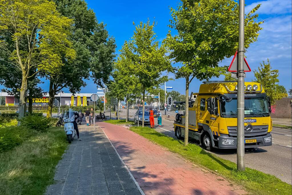 Overstekende scooterrijdster aangereden door auto