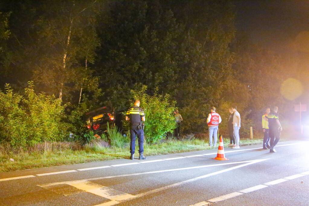 Personenauto belandt ondersteboven in bosschage