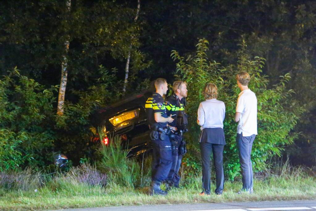 Personenauto belandt ondersteboven in bosschage